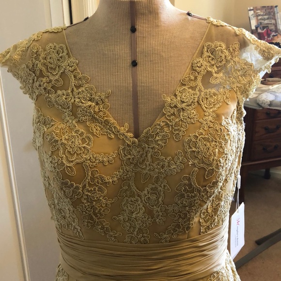 Custom made gown - Picture 4 of 5